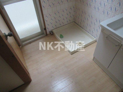 【洗面所】 | 中小阪1丁目テラスハウス（河内小阪賃貸） | 明るい洗面所です