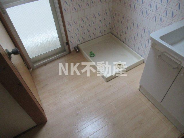 【洗面所】 | 中小阪1丁目テラスハウス（河内小阪賃貸） | 明るい洗面所です