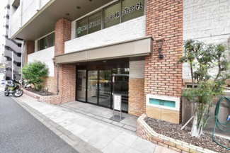 【エントランス】 | 横浜市営地下鉄ブルーライン「伊勢佐木長者町」駅徒歩1分、JR京浜東北線・根岸線「関内」駅徒歩5分！