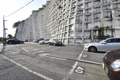【駐車場】 | グランドメゾン三渓園 | 車をお持ちの方に嬉しい駐車場付きの物件です。