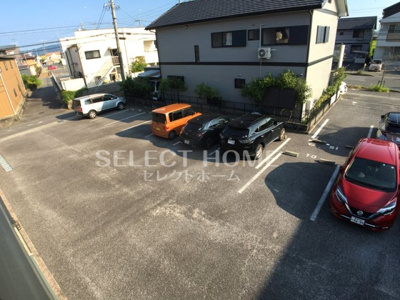 【駐車場】 | Ｂｏｎｈｅｕｒ　Ｖｉｒａｇｅ　Ａ | 駐車場があるので、車を買う予定の方も安心です