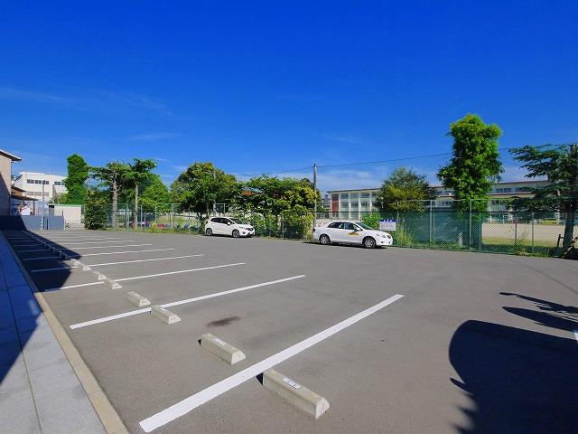 マンション南京終の駐車場|駐車場があるので、車を買う予定の方も安心です