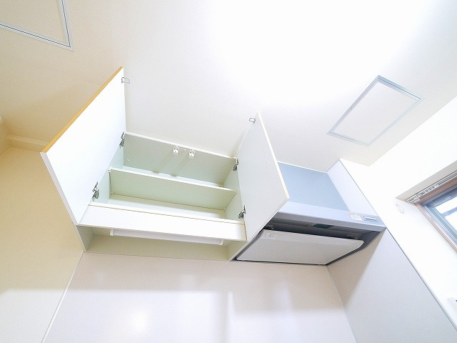 マンション南京終のキッチン|キッチン上部には収納スペースもあります