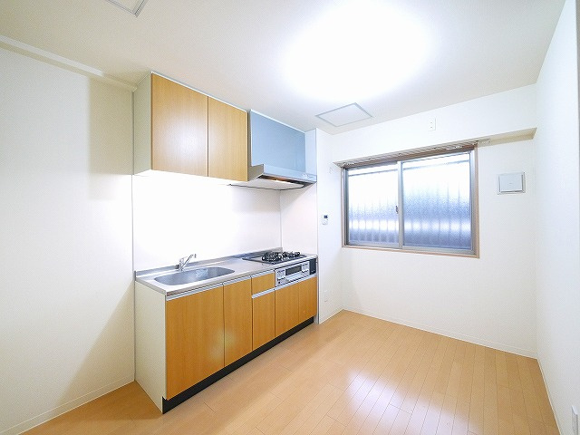 マンション南京終の居間・リビング|こちらのリビングで趣味の時間をお楽しみください