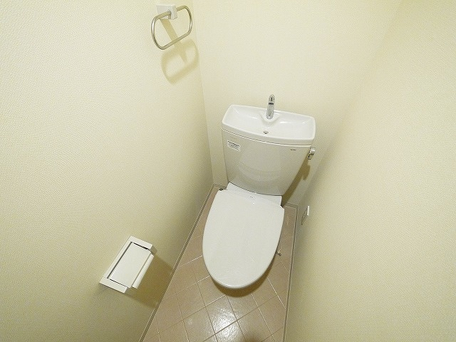 マンション南京終のトイレ|落ち着いた色調のトイレです