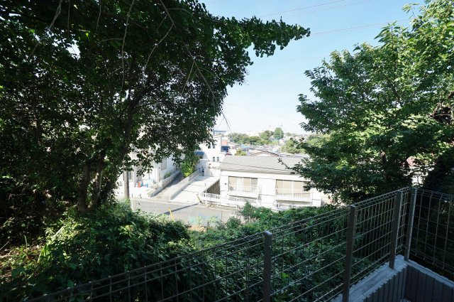 保土ヶ谷区岩井町　全５棟新築戸建て【成約】の展望|ランドマークタワーを望め、眺望良好。緑も多く、落ち着いた雰囲気の中に佇んでいます。