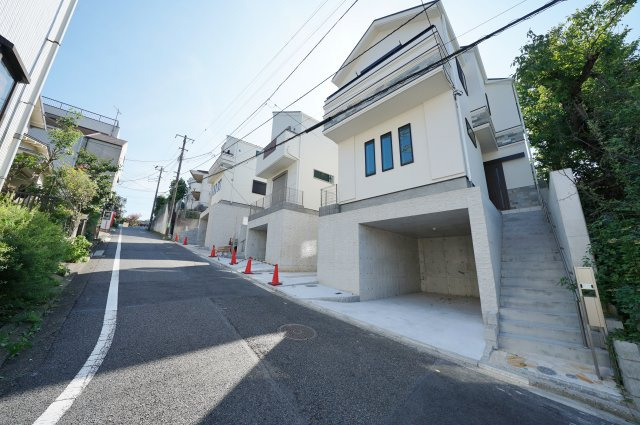 保土ヶ谷区岩井町　全５棟新築戸建て【成約】の前面道路含む現地写真|前面道路４．８ｍにつき開放感があります