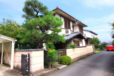 【前面道路含む現地写真】 | 宇治市木幡檜尾　注文建築　建築条件なし　土地 | 【現在解体中・更地渡し】間口が約14.7ｍと広々！JR『木幡駅』徒歩6分・京阪『木幡駅』徒歩8分。徒歩圏内には生活に必要な商業施設があり、駅も近く2ＷＡＹアクセスでありながら静かで落ち着く住宅街です。