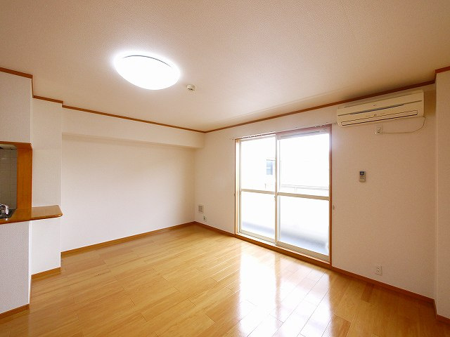 アムール　パティオの居間・リビング|こちらの居間で趣味の時間をお楽しみください