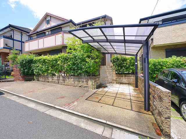 精華台一戸建の駐車場|駐車場3台付きです。