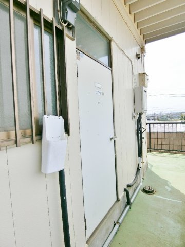 長門アパートＡ棟の玄関