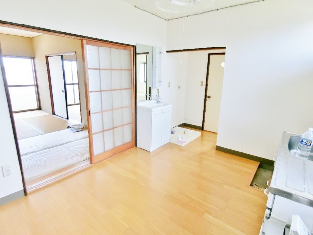 長門アパートＡ棟の居間・リビング