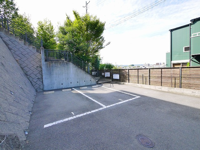 ヴィラ東生駒の駐車場|カースペースがあります