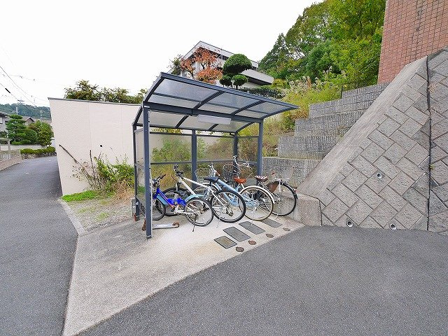 ヴィラ東生駒のその他共用部分|屋根付き駐輪場です