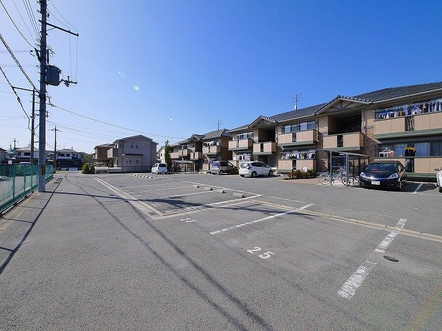 コンフォールⅢ（法華寺町）の駐車場