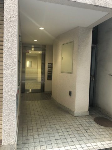 NASビルのエントランス