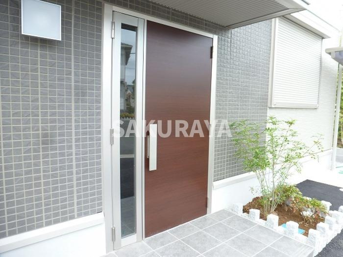 ディバージュのエントランス|エントランス付きで高級があります！落ち葉なども入りづらくなっています！