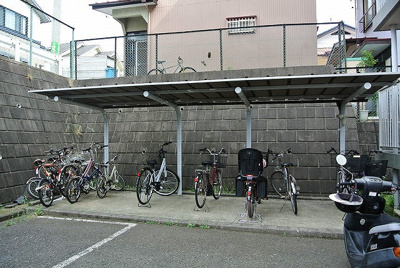 【その他共用部分】 | シャルムすみれが丘 | 屋根付きの駐輪場で雨が降っても大切な自転車が濡れなくてすみますね♪駅から自転車もおすすめです！