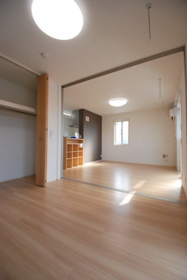 【居間・リビング】 | シャルマン岡 | ゆったり過ごせるリビングです