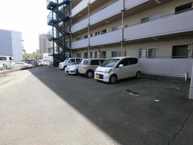 第二森光ビルの駐車場|駐車場に車を止められます