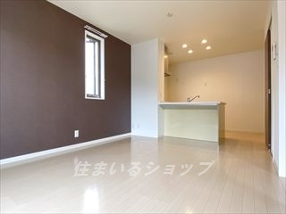 広島市安佐北区三入南１丁目のアパートの居間・リビング|人気の対面キッチン