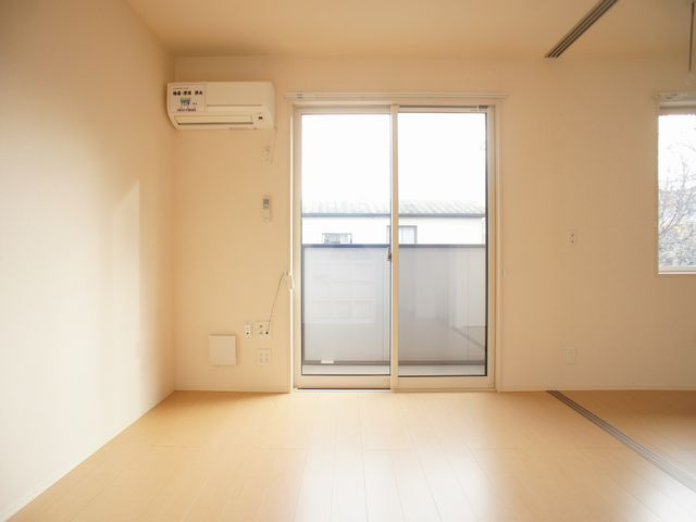 【居間・リビング】 | スマイルタウンB | 快適に過ごせるエアコンが付いています♪