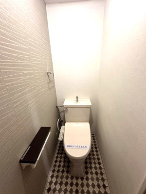 【トイレ】 | アンジェレ藤が丘 | トイレは温水洗浄便座付き♪人気のバストイレ別です♪横にはタオルを掛けられるハンガーもあります！