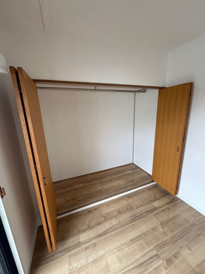 【収納】 | アンジェレ藤が丘 | 洋室5.5帖のお部屋にあるクローゼットです♪大切なお洋服もしわにならないようにハンガーがけができます☆