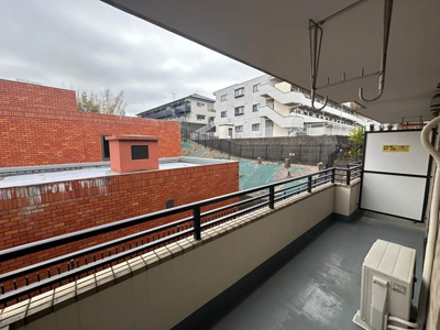 【バルコニー】 | アンジェレ藤が丘 | バルコニーは南東向きで陽当たり良好！2部屋から出入りできるのが嬉しいですよね☆バルコニーが2ヶ所あるのでお洗濯物もたっぷり干せます◎