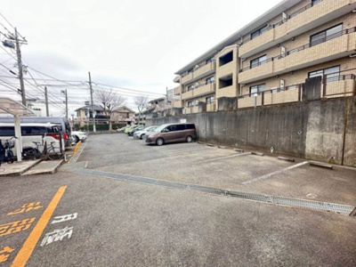 【駐車場】 | アンジェレ藤が丘 | いつでも目の届く敷地内に駐車場があります♪お車をお持ちのファミリーさんにオススメです☆