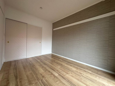 【寝室】 | アンジェレ藤が丘 | 南東向き洋室6帖☆収納スペースがあります♪荷物を収納できてお部屋がすっきり片付きます☆アクセントクロスが魅力的なお部屋です♪