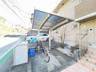 【その他共用部分】 | 屋根付きの駐輪場で雨が降っても大切な自転車が濡れなくてすみますね♪荷物が重いときに自転車があれば助かりますね！