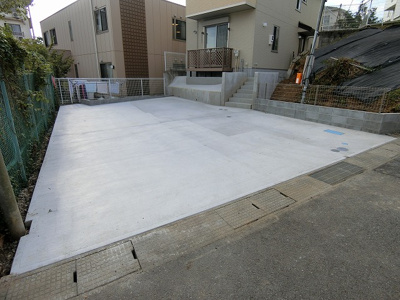 【駐車場】 | 千代ヶ丘3丁目戸建C | 敷地内に駐車場を完備しています☆お車をお持ちのファミリーさんにオススメです！