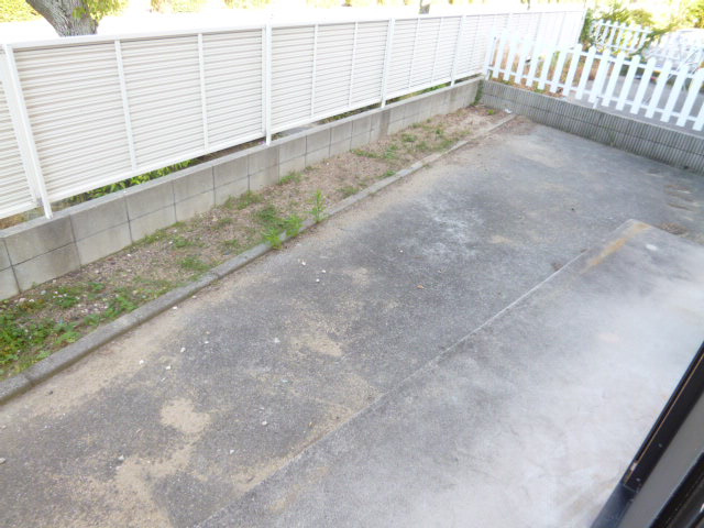 倉敷市児島阿津１丁目のアパートの庭