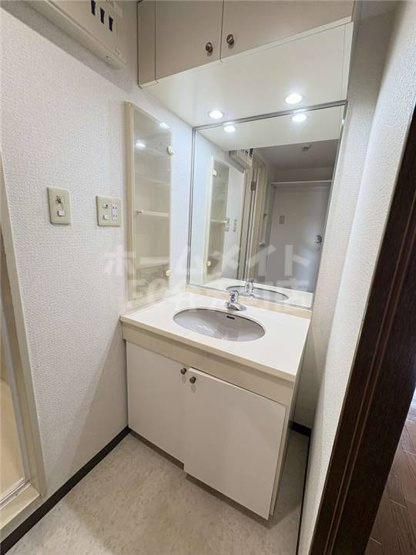 【洗面所】 | ファミール弁天町パークサイド | 忙しい朝には欠かせない洗面所です