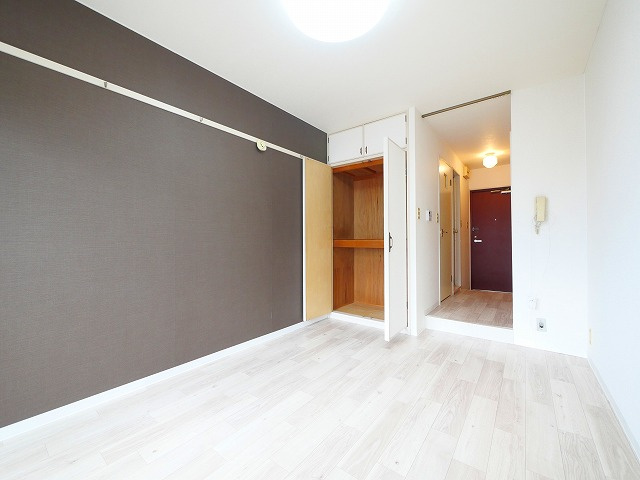 ルミエールタナカの内装|明るい室内です