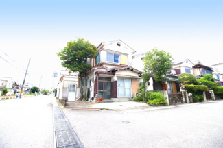 【前面道路含む現地写真】 | 前道が6ｍと7.8ｍの開放的な《角地》で陽当りや通風も良好の快適な暮らしが実現します。