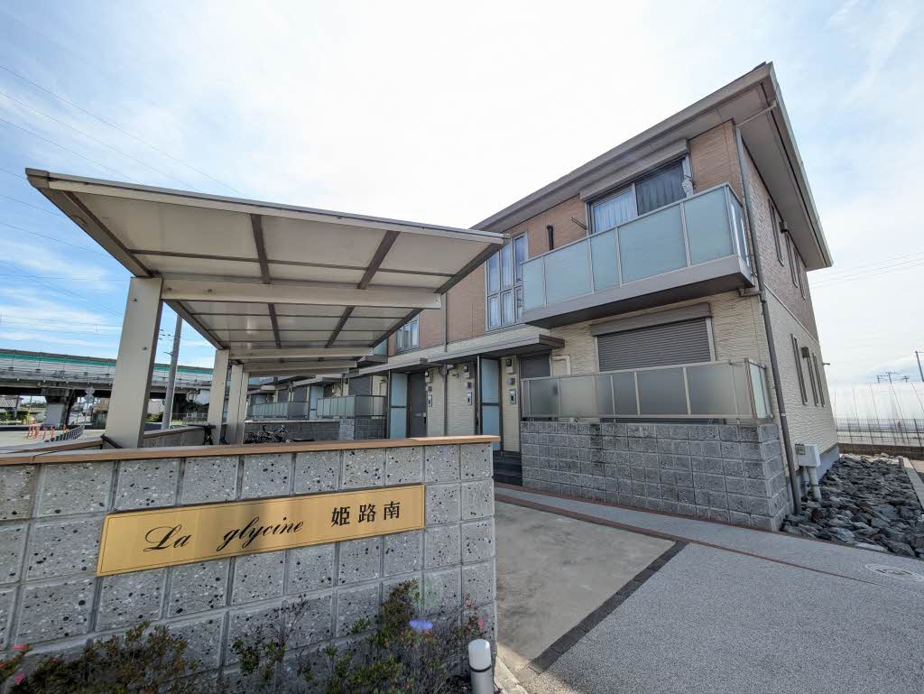 ラ　グリシーヌ姫路南の駐車場