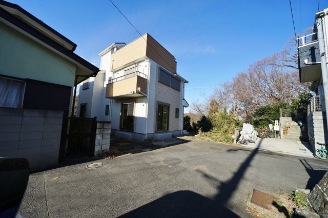 オール電化住宅！！１０．８帖のスカイバルコニー付♪全居室エアコン、ＬＥＤ照明付　川島町 　新築戸建の前面道路含む現地写真