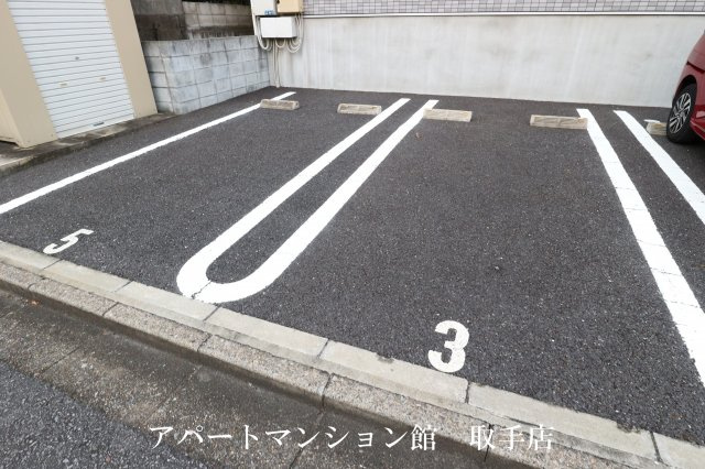 メゾネット野村の駐車場