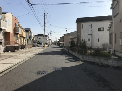【前面道路含む現地写真】 | つくば市陣場 | 角地なので圧迫感が無く明るいですよ