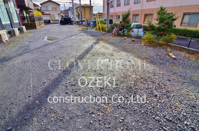 イース越谷の駐車場