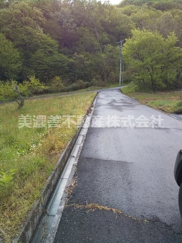 ３８８８３　山県市大門土地の前面道路含む現地写真