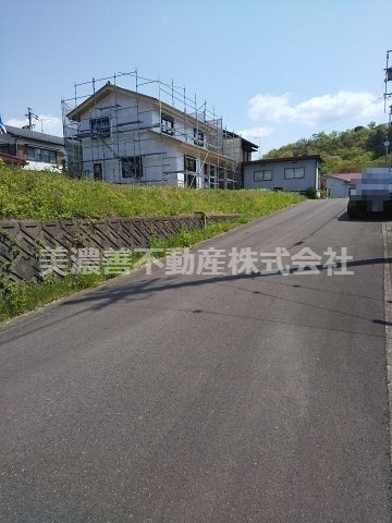 ４４２４１　関市池尻土地の前面道路含む現地写真