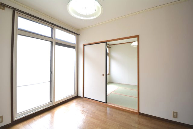 【洋室】 | シティハイムセルティアA | 落ち着いた色調の洋室です。居間にもつかえます。窓の高さ2.15m。日当たり良好