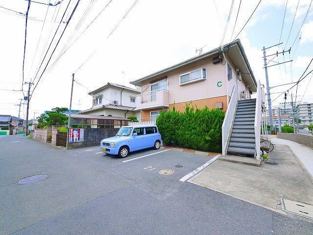 平松ハイツCの駐車場|駐車場完備です