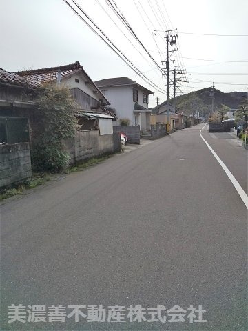 ５１０２３　山県市高富土地の前面道路含む現地写真