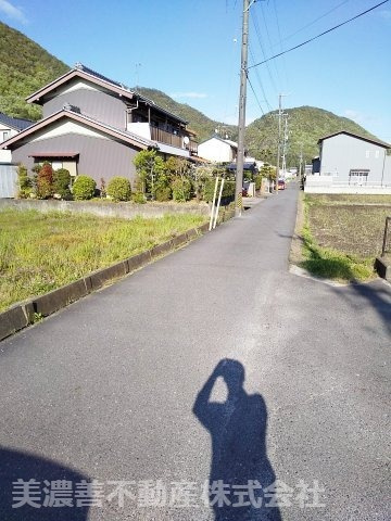 ５２０２０　岐阜市長良西山前土地の前面道路含む現地写真