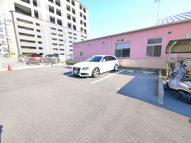 ドゥジェームならの駐車場|車をお持ちの方に嬉しい駐車場付きの物件です
