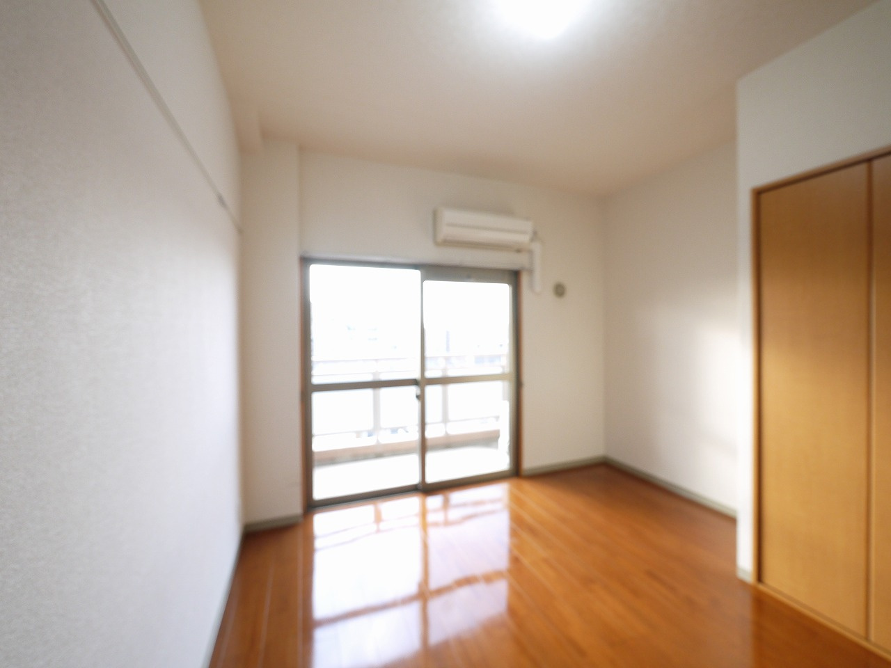 ドゥジェームならの洋室|明るい洋室です